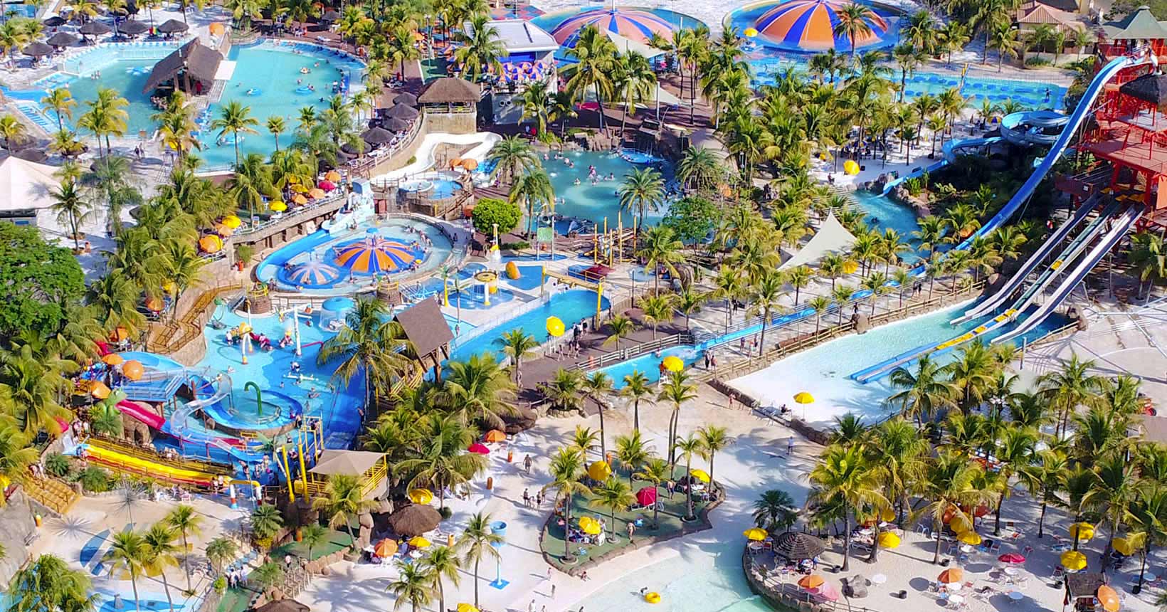 Pessoas se divertindo em Thermas dos Laranjais, destino de turismo com a Miraval