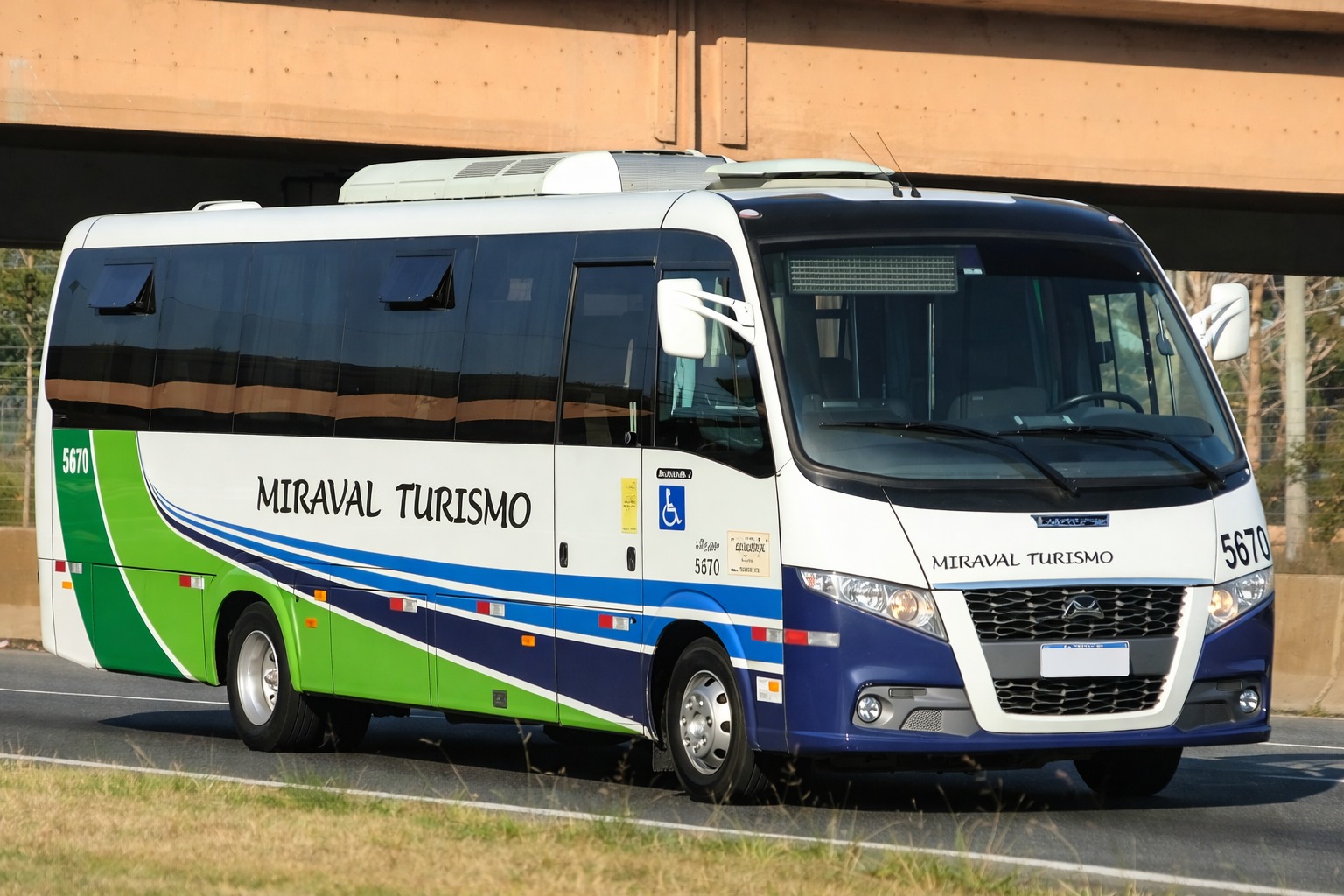 Micro-ônibus Executivo 5670 da Miraval Turismo, vista externa