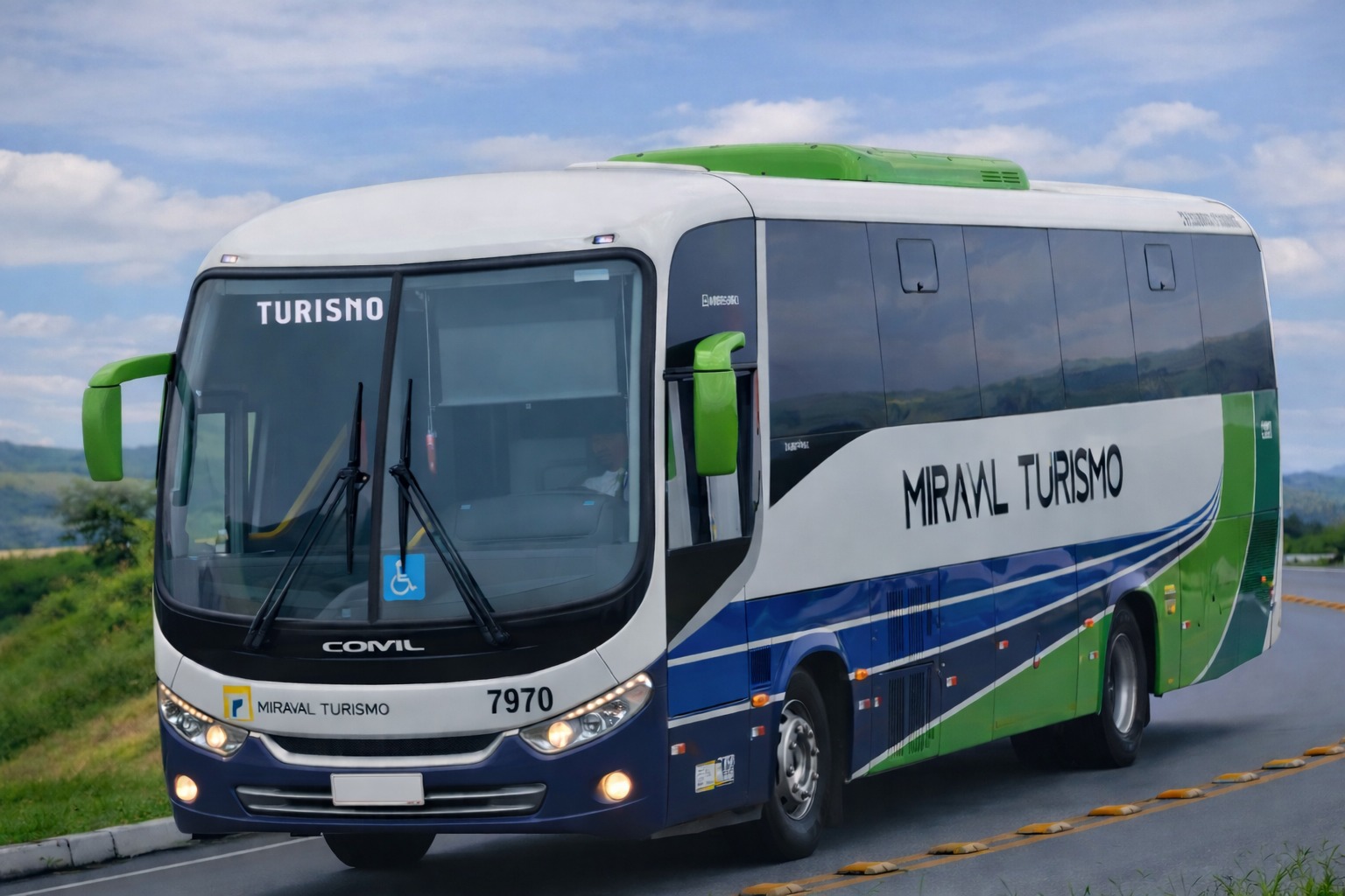 Ônibus Executivo 7970 da Miraval Turismo, vista frontal