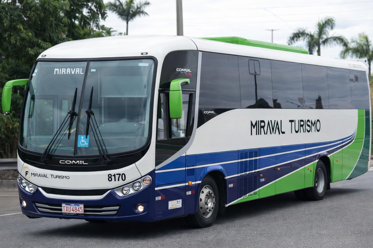 Ônibus Executivo 8170 da Miraval Turismo, vista frontal