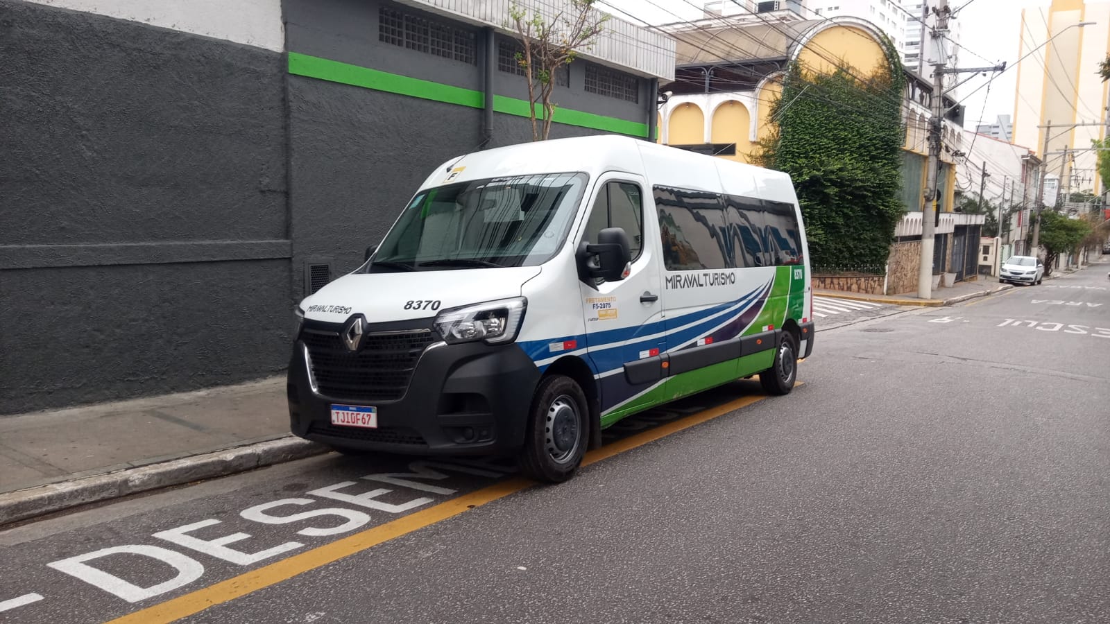 Van Executiva 8370 da Miraval Turismo, vista externa