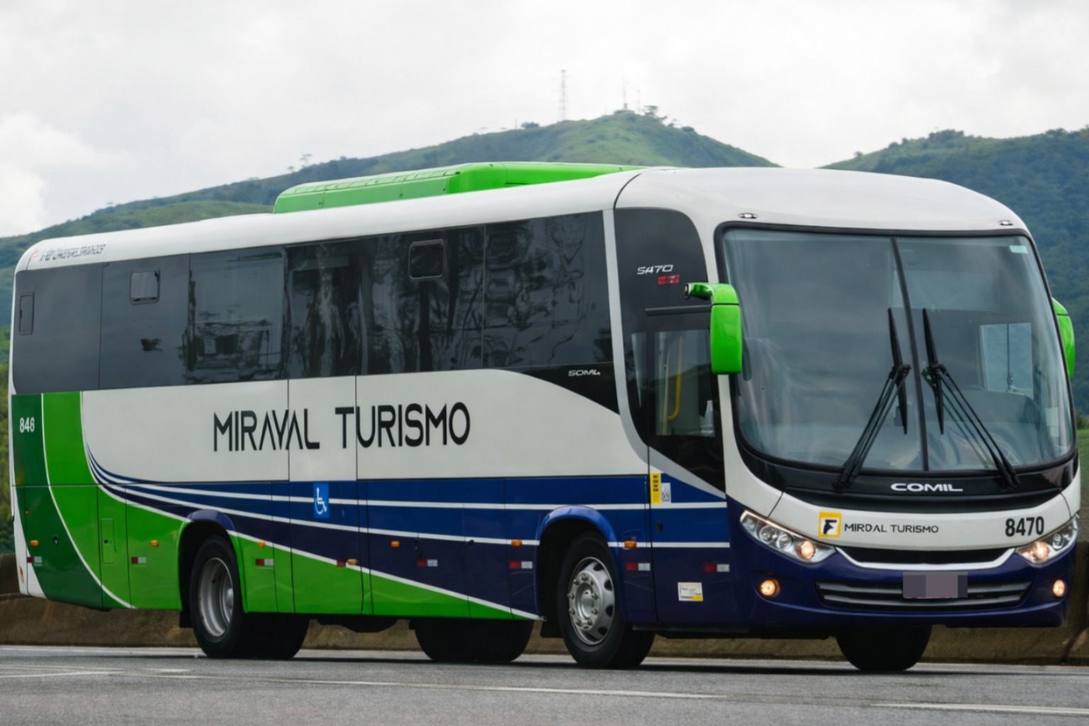 Ônibus Executivo 7770 da Miraval Turismo, vista frontal