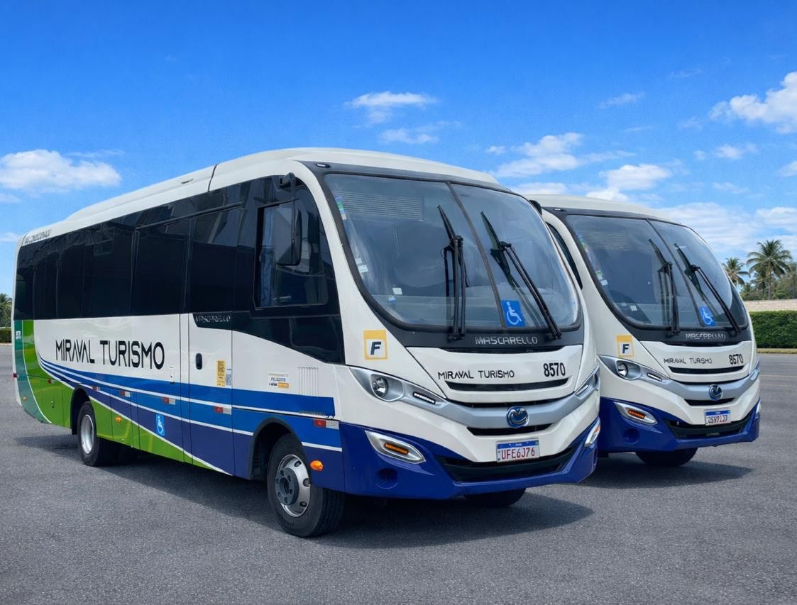 Micro-ônibus Executivo 8670 da Miraval Turismo, vista externa