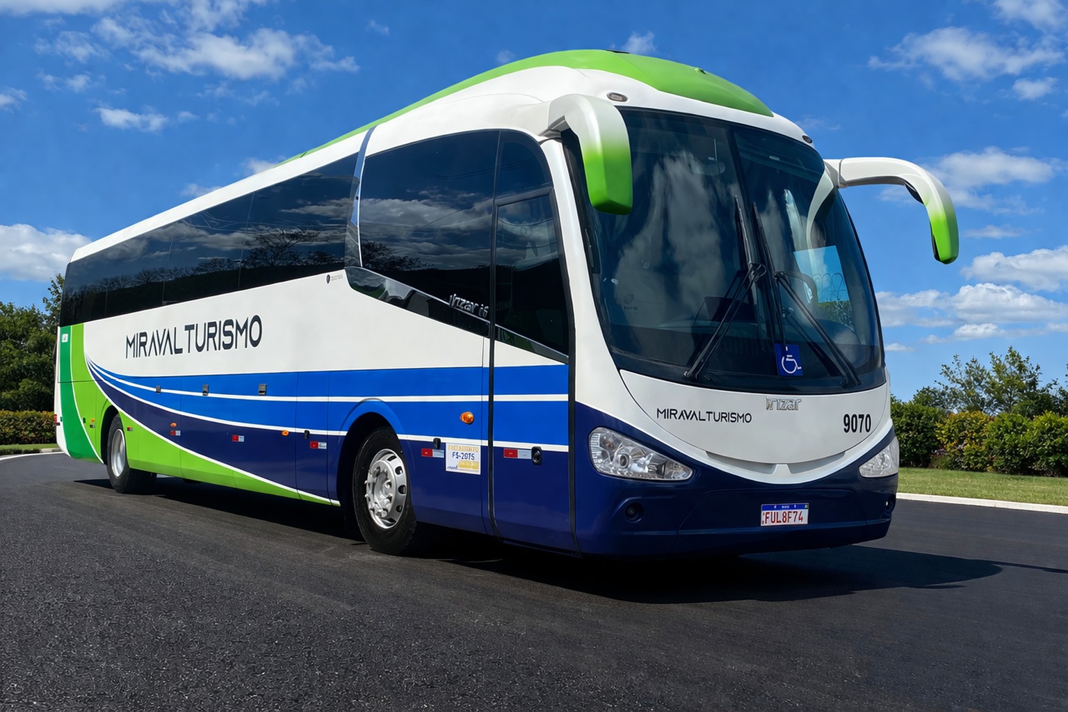 Ônibus executivo da Miraval Turismo em estrada, sua jornada, nossa paixão