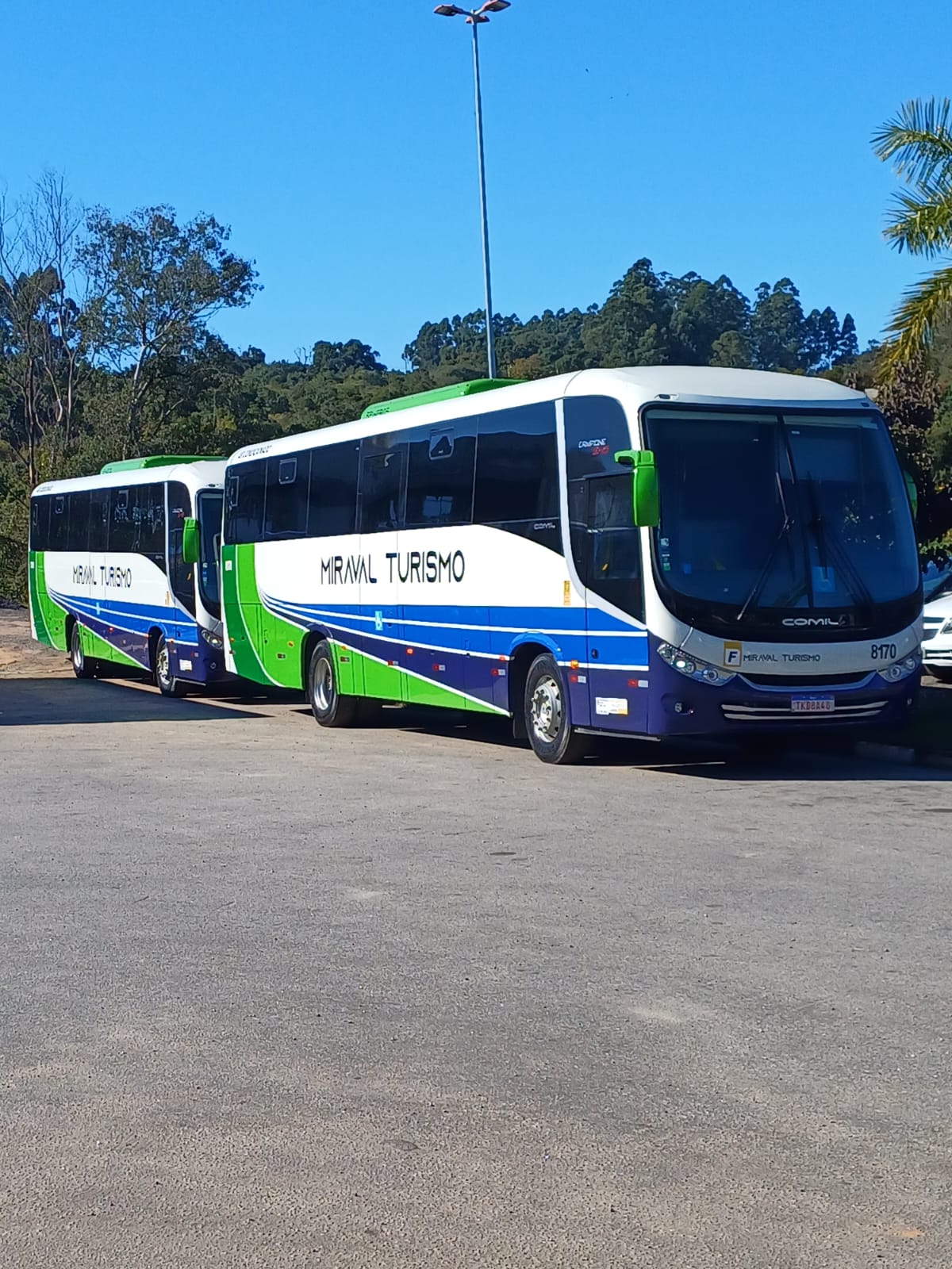 Ônibus da Miraval Turismo para fretamento contínuo de empresas e escolas